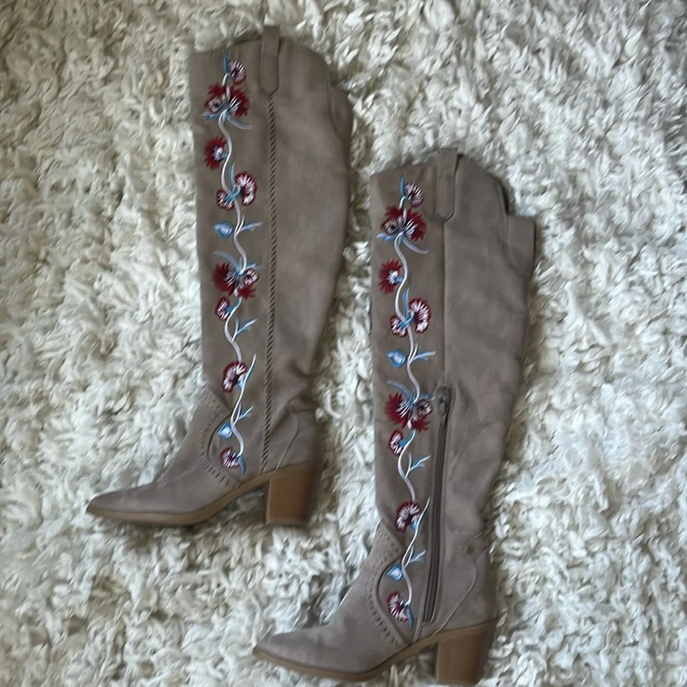 Carlos Santana Alexia boots taupe w/vibrant red,blue & white embroidery Size 6